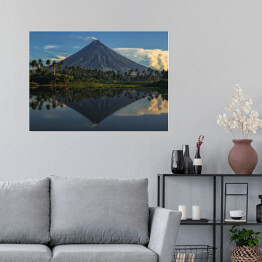 Plakat samoprzylepny Wulkan Mayon, Filipiny, z palmami i jeziorem u podnóża