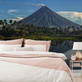 Wulkan Mayon, Filipiny, z palmami i jeziorem u podnóża