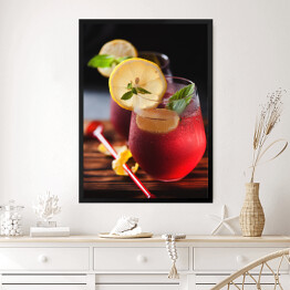 Obraz w ramie Zimne drinki z cytryną przy krawędzi szklanki