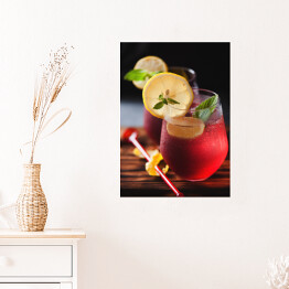 Plakat Zimne drinki z cytryną przy krawędzi szklanki