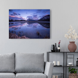 Obraz na płótnie Wieczorny krajobraz Banff w różowych i niebieskich barwach