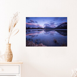 Plakat Wieczorny krajobraz Banff w różowych i niebieskich barwach