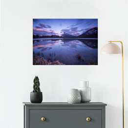 Plakat samoprzylepny Wieczorny krajobraz Banff w różowych i niebieskich barwach