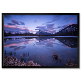 Plakat w ramie Wieczorny krajobraz Banff w różowych i niebieskich barwach