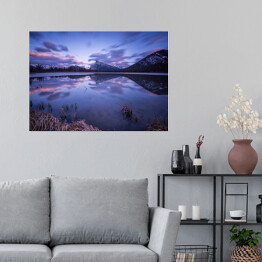 Plakat samoprzylepny Wieczorny krajobraz Banff w różowych i niebieskich barwach