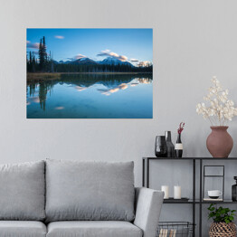 Plakat samoprzylepny Krajobraz nad pięknym spokojnym jeziorem w pobliżu gór