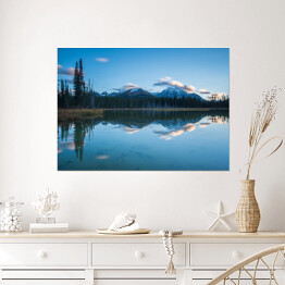 Plakat samoprzylepny Krajobraz nad pięknym spokojnym jeziorem w pobliżu gór