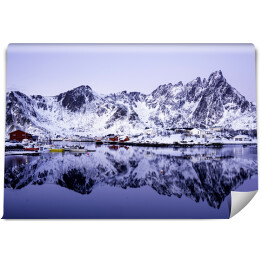 Fototapeta winylowa zmywalna Norweska wioska przy łańcuchu górskim 