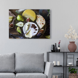 Obraz na płótnie Różne sery i świeże owoce na drewnianym tle