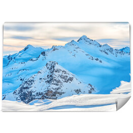 Fototapeta samoprzylepna Szczyty gór zasypane śniegiem