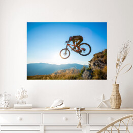 Plakat Zawodowy jeździec skacze na rowerze w blasku słońca