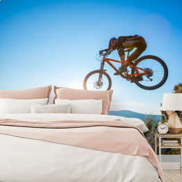 Fototapeta winylowa zmywalna Zawodowy jeździec skacze na rowerze w blasku słońca