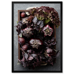 Plakat w ramie Drewniana taca z purpurowymi warzywami