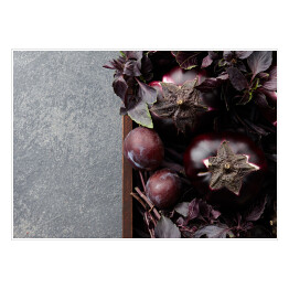 Plakat Drewniana taca z purpurowymi warzywami i ziołami na kamieniu