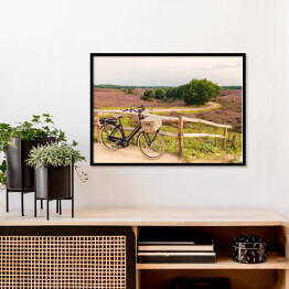 Plakat w ramie Rower z wiklinowym koszem w Parku Narodowym The Veluwe, Holandia