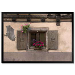 Stare okna z wyciętymi wzorami w okiennicach, Alzacja, Francja