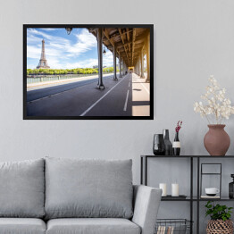 Obraz w ramie Widok na ulicę Paryża oraz na Wieżę Eiffla