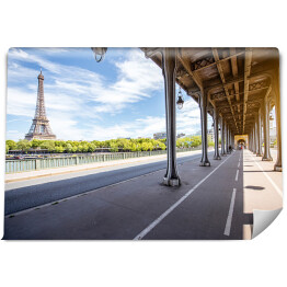 Widok na ulicę Paryża oraz na Wieżę Eiffla