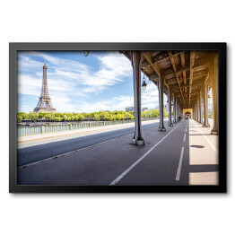 Obraz w ramie Widok na ulicę Paryża oraz na Wieżę Eiffla