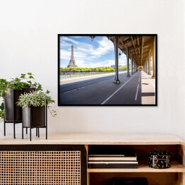 Plakat w ramie Widok na ulicę Paryża oraz na Wieżę Eiffla
