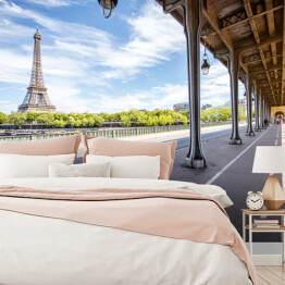 Fototapeta samoprzylepna Widok na ulicę Paryża oraz na Wieżę Eiffla