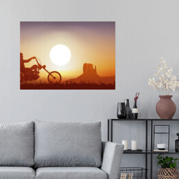 Plakat Motocyklista na tle zachodu słońca w pomarańczowym i niebieskim odcieniu