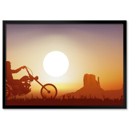Plakat w ramie Motocyklista na tle zachodu słońca w pomarańczowym i niebieskim odcieniu