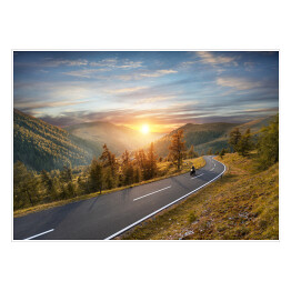 Plakat samoprzylepny Kierowca motocykla na alpejskiej szosie