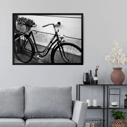 Obraz w ramie Rower na ulicach Pragi w odcieniach czerni i bieli