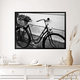Obraz w ramie Rower na ulicach Pragi w odcieniach czerni i bieli