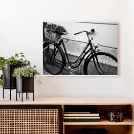 Obraz na płótnie Rower na ulicach Pragi w odcieniach czerni i bieli