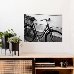 Plakat samoprzylepny Rower na ulicach Pragi w odcieniach czerni i bieli