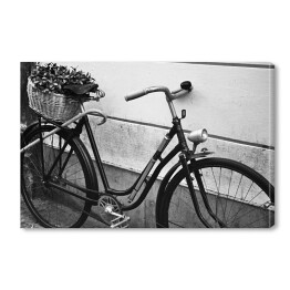 Rower na ulicach Pragi w odcieniach czerni i bieli