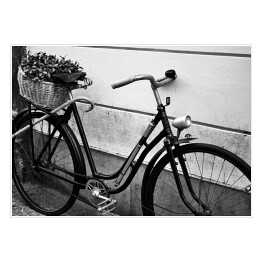 Rower na ulicach Pragi w odcieniach czerni i bieli