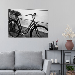 Plakat samoprzylepny Rower na ulicach Pragi w odcieniach czerni i bieli