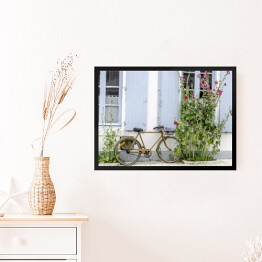 Obraz w ramie Rower przy ścianie wśród roślinności