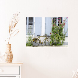 Plakat Rower przy ścianie wśród roślinności