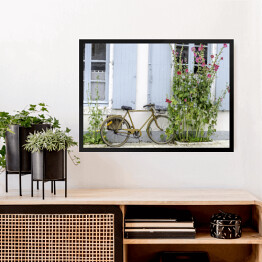 Obraz w ramie Rower przy ścianie wśród roślinności