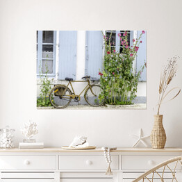 Plakat samoprzylepny Rower przy ścianie wśród roślinności