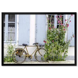 Plakat w ramie Rower przy ścianie wśród roślinności