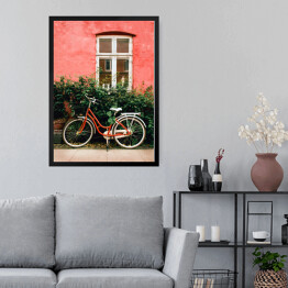 Obraz w ramie Rower stojący na ulicy w pobliżu starej różowej ściany