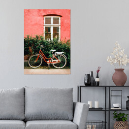 Plakat samoprzylepny Rower stojący na ulicy w pobliżu starej różowej ściany