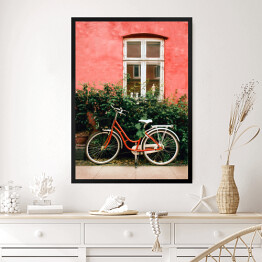 Obraz w ramie Rower stojący na ulicy w pobliżu starej różowej ściany