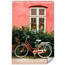 Fototapeta Rower stojący na ulicy w pobliżu starej różowej ściany