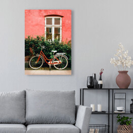 Obraz na płótnie Rower stojący na ulicy w pobliżu starej różowej ściany