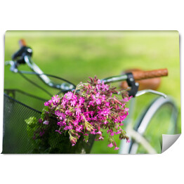 Fototapeta winylowa zmywalna Rower z różowymi kwiatami w koszu