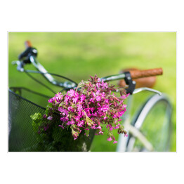 Rower z różowymi kwiatami w koszu