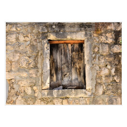 Stare drewniane okna na kamiennej ścianie