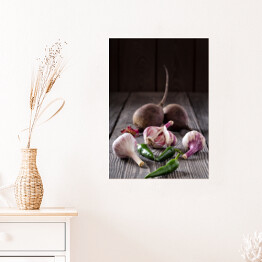 Plakat samoprzylepny Czosnek, zielony pieprz i buraki na drewnianym stole
