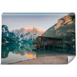 Fototapeta samoprzylepna Dom nad jeziorem w Dolomitach